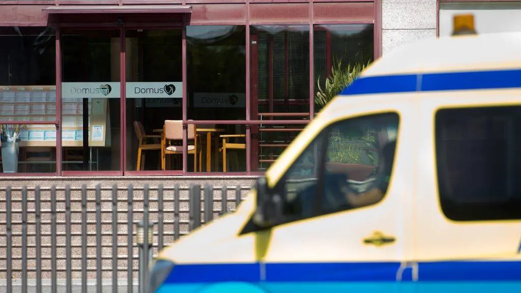 Unha ambulancia diante dunha residencia de maiores, nunha imaxe de arquivo. (Foto: Carlos Castro / Europa Press)