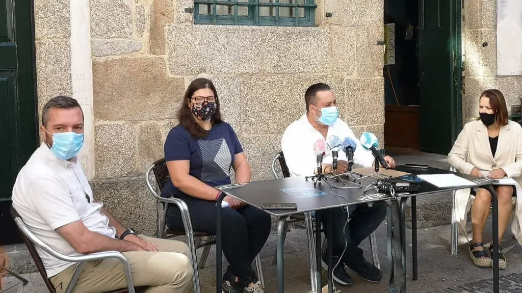 No centro Luc&iacute;a V&aacute;zquez, da Asociaci&oacute;n de Bares, Pubs e Discotecas de Santiago, xunto a Lois L&oacute;pez de Hostalar&iacute;a Compostela.(N&oacute;s Diario)