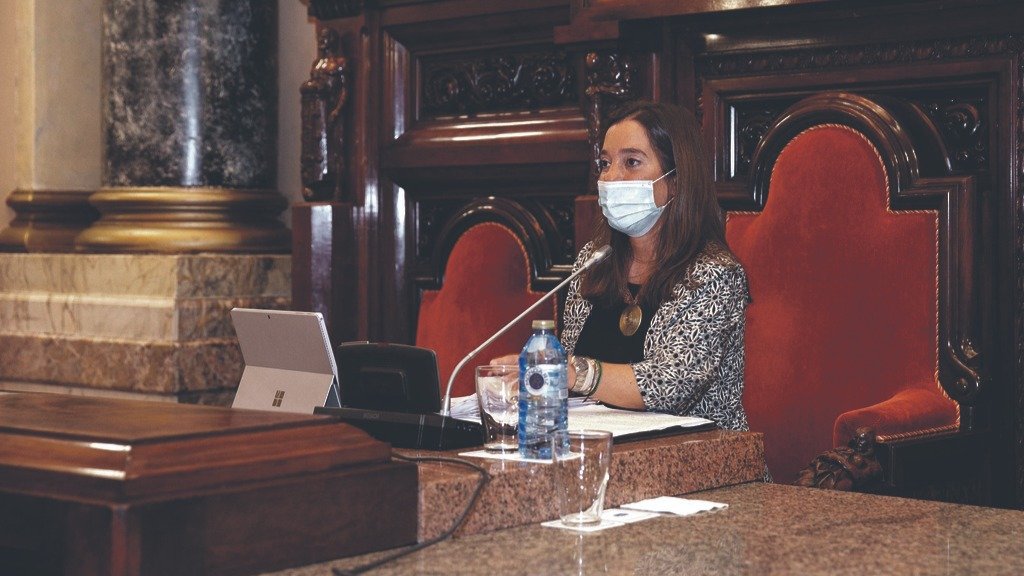 A alcaldesa da Coruña, Inés Rey, durante o pleno municipal. (Foto: Concello da Coruña).