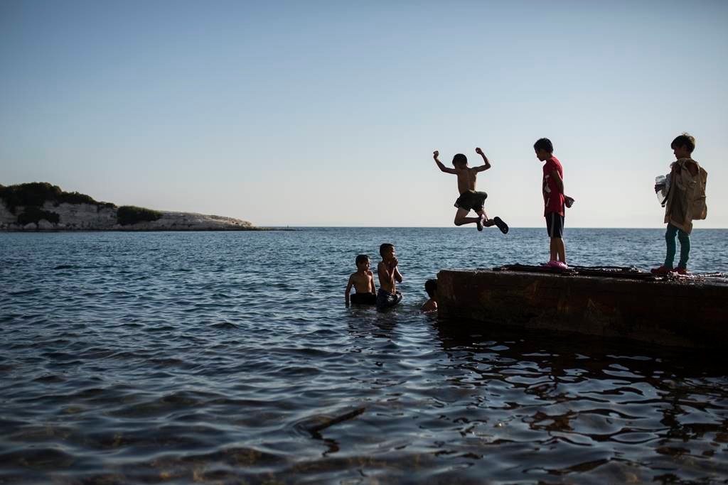 EuropaPress_3309766_11_september_2020_greece_moria_children_play_on_beach_near_the_burnt-out (1)