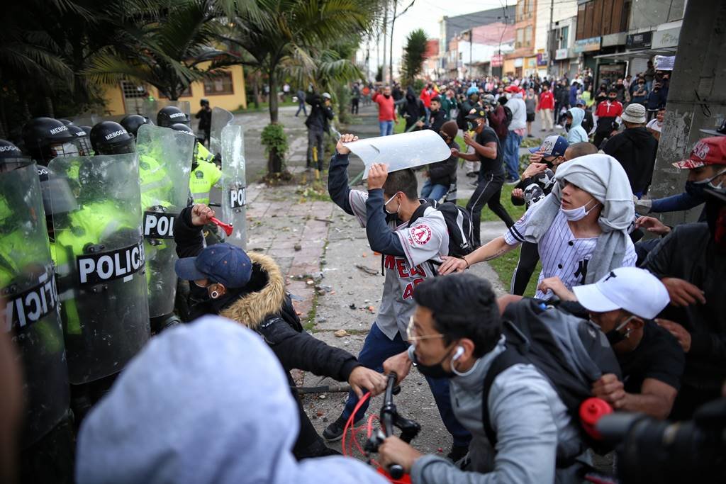 EuropaPress_3308119_09_september_2020_colombia_bogota_demonstrators_beat_the_shields_of_police (1)