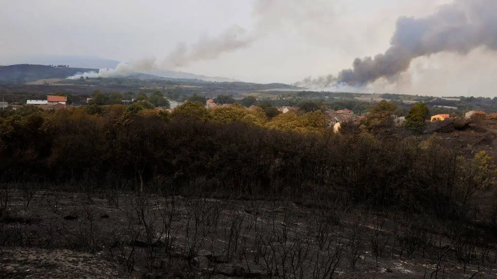 EuropaPress_3317695_vista_puntos_fuego_incendio_parroquia_montes_cualedro_ourense_galicia