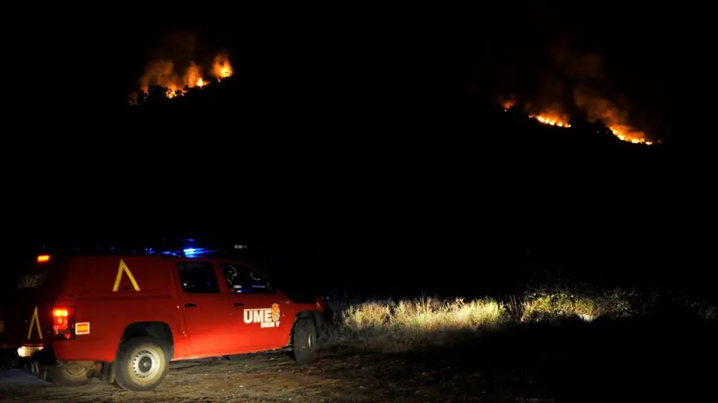 EuropaPress_3318788_bomberos_le_ume_incendio_vilarino_conso_ourense_donde_declarado_situacion