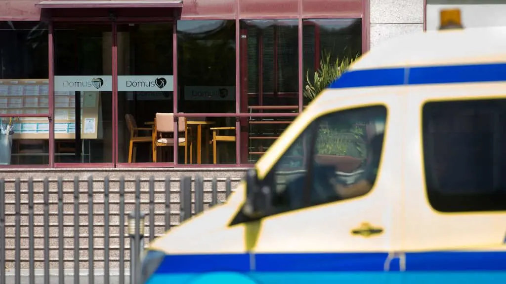 Unha ambulancia &aacute;s portas da residencia Domus Vi, en Outeiro de Rei [Imaxe: arquivo].
