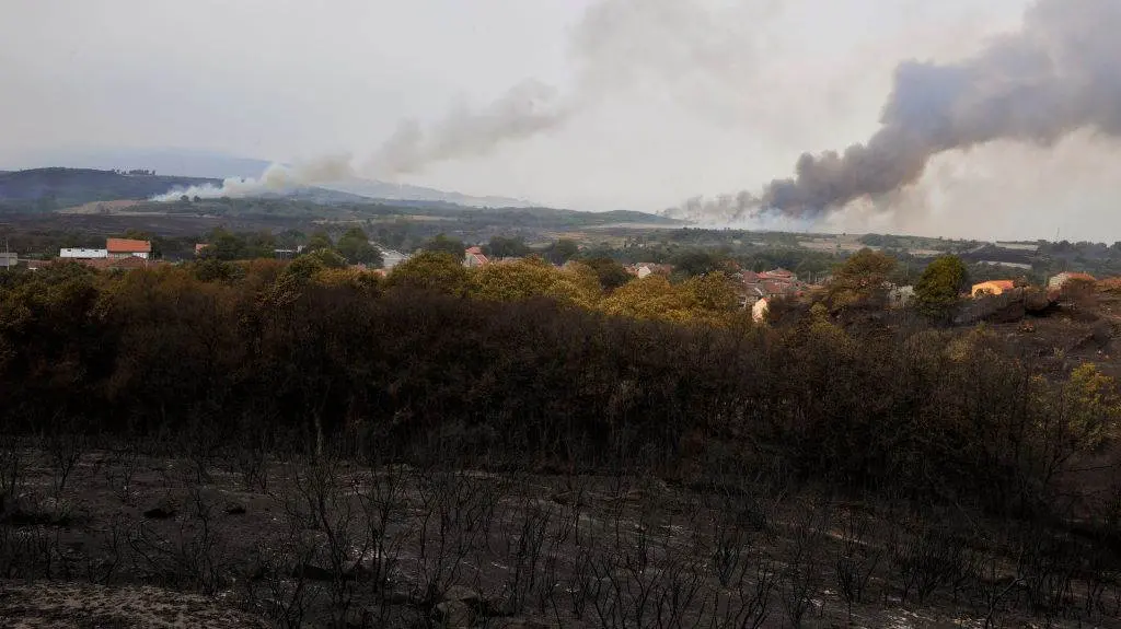 EuropaPress_3317695_vista_puntos_fuego_incendio_parroquia_montes_cualedro_ourense_galicia