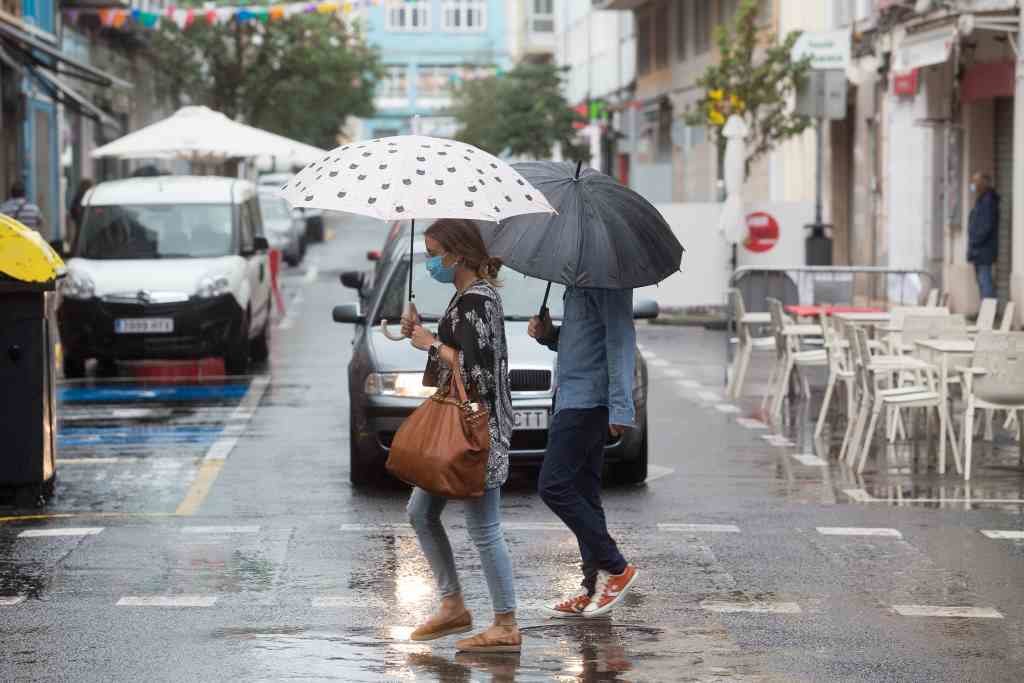 Dúas persoas pasean pola rúa (Imaxe: Europa Press).