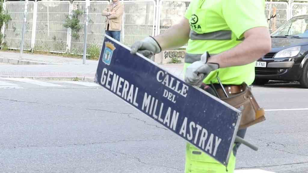 Un operario retira unha placa dunha rúa dedicada a Millán Astray (Imaxe: Europa Press).