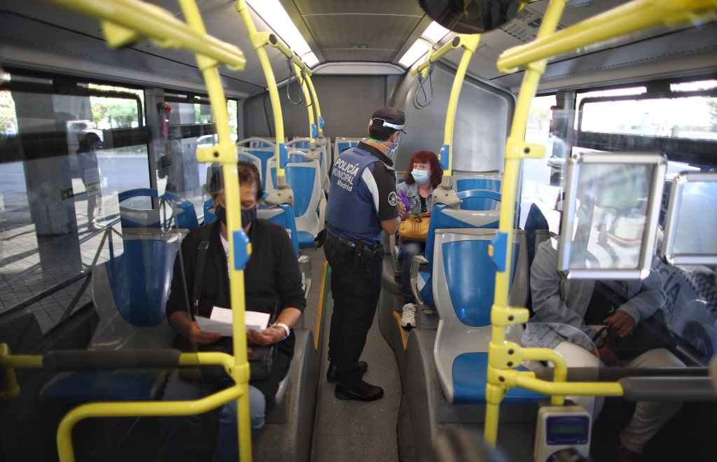 Control de mobilidade nun autobús no barrio obreiro de Vallecas, Madrid (Imaxe: Eduardo Parra / Europa Press)