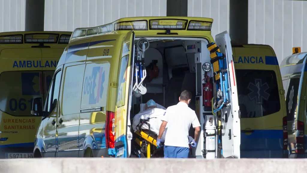 Unha ambulancia traslada un doente ao hospital de Lugo (Carlos Castro / Europa Press).