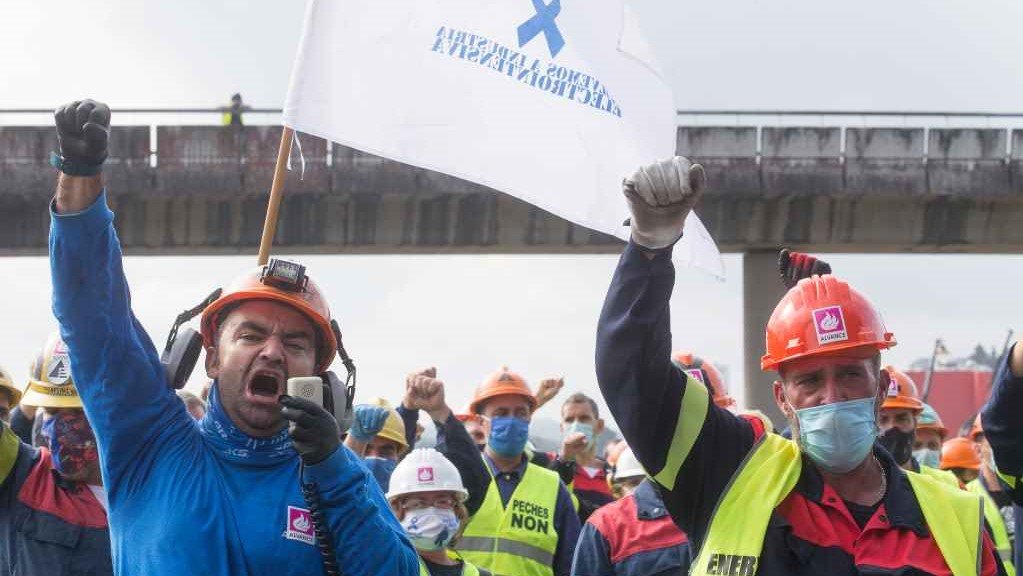 Os traballadores de Alcoa, expectantes ante a posibilidade de que non haxa acordo (Foto: Carlos Castro / Europa Press).
