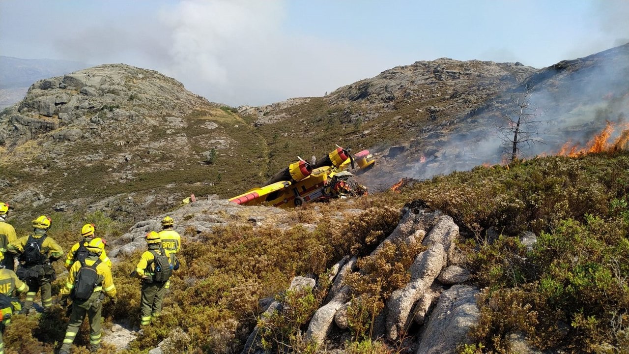 Helicóptero accidentado durante tarefas de extinción en Lobios (Foto: Nós Diario).