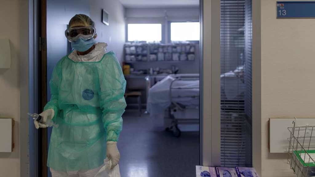 Traballador sanitario nunha unidade UCI madrileña, nunha foto de arquivo, no pasado pico da pandemia (Imaxe:  Eduardo Parra / Europa Press)