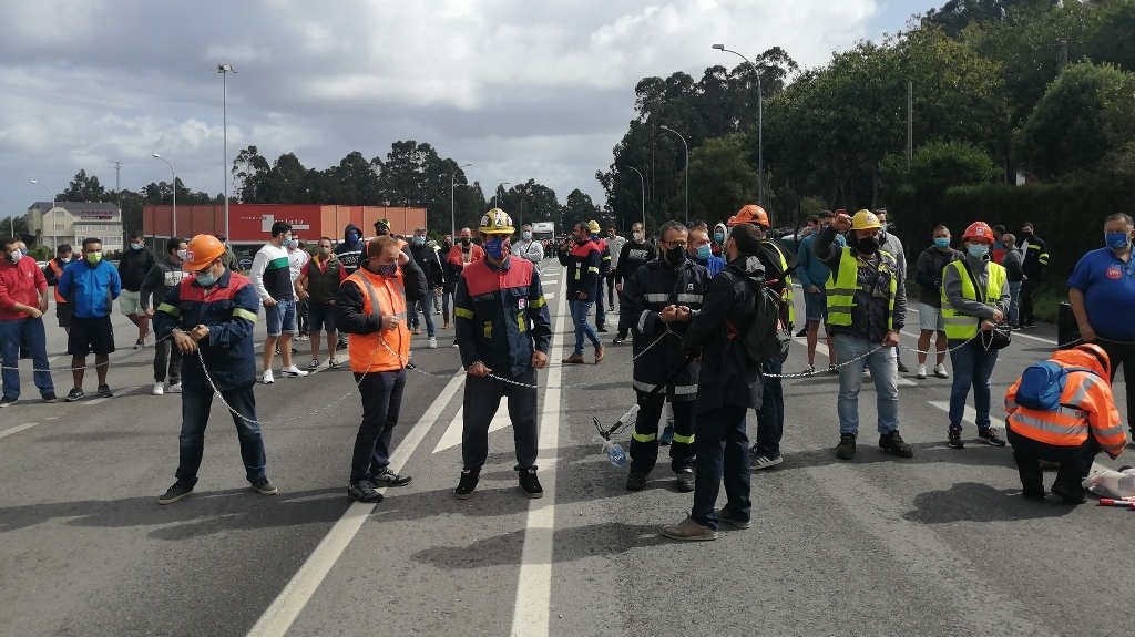 Protesta dos traballadores de Alcoa San Cibrao (Cervo) cortando a estrada N-642(Nós Diario)