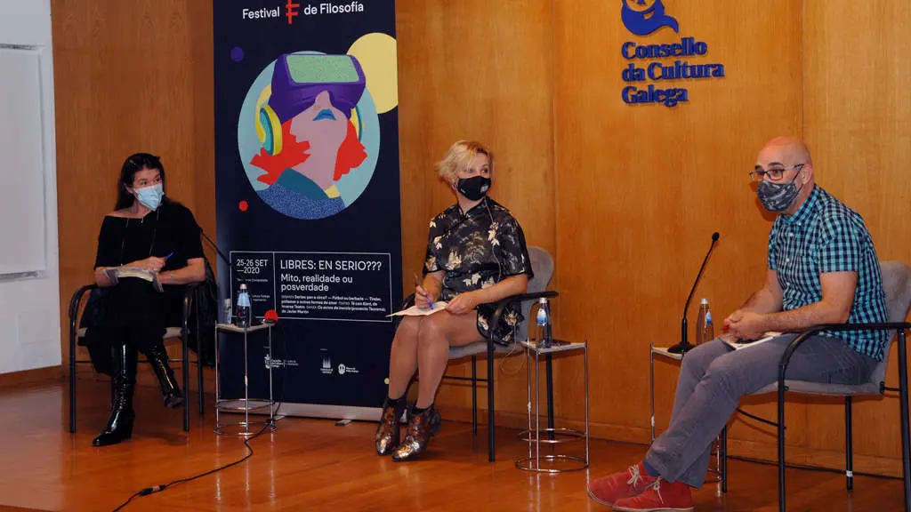 Val&eacute;rie Tasso (esquerda), Inma L&oacute;pez Silva (centro) e Francisco Castro (dereita) no Festival de Filosof&iacute;a.