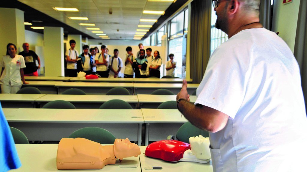 Un enfermeiro ofrece consellos básicos para salvar unha parada cardiorrespiratoria (Europa Press).