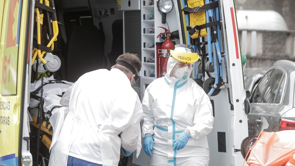 Un equipo das Urxencias Sanitarias da Galiza traslada en ambulancia unha persoa infectada polo novo coronavirus (M. Dylan / Europa Press).
