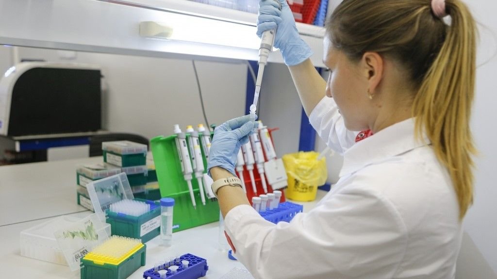 Unha investigadora traballa nun laboratorio coa vacina do coronavirus. (Foto: Europa Press)