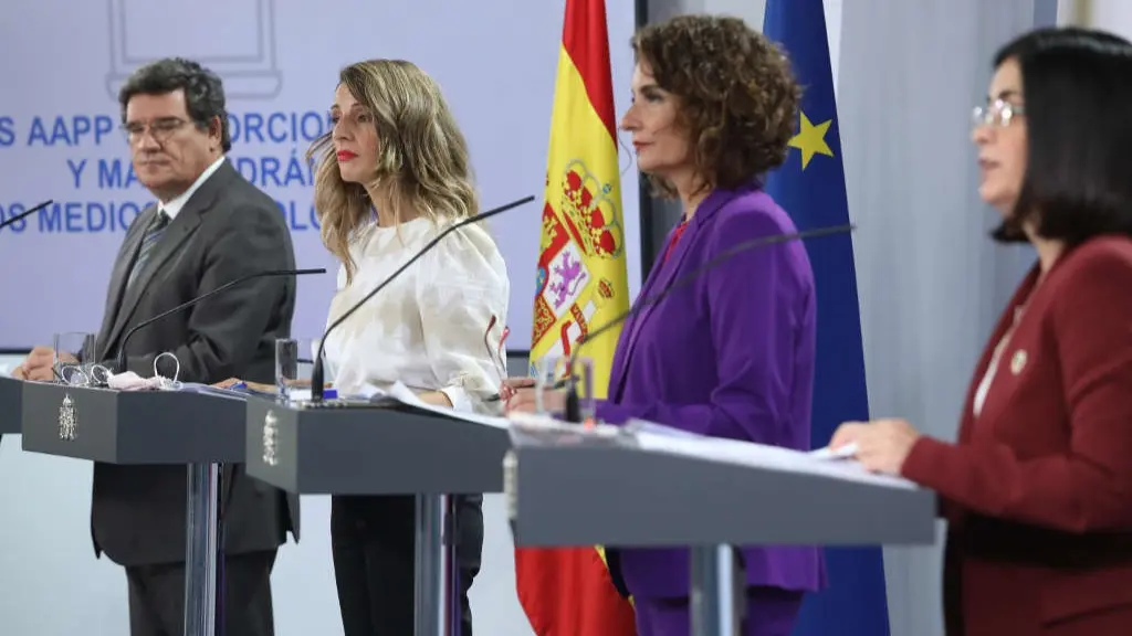 Jos&eacute; Luis Escriv&aacute; , Yolanda D&iacute;az, Mar&iacute;a Jes&uacute;s Montero Cuadrado e Carolina Darias.(Pool)