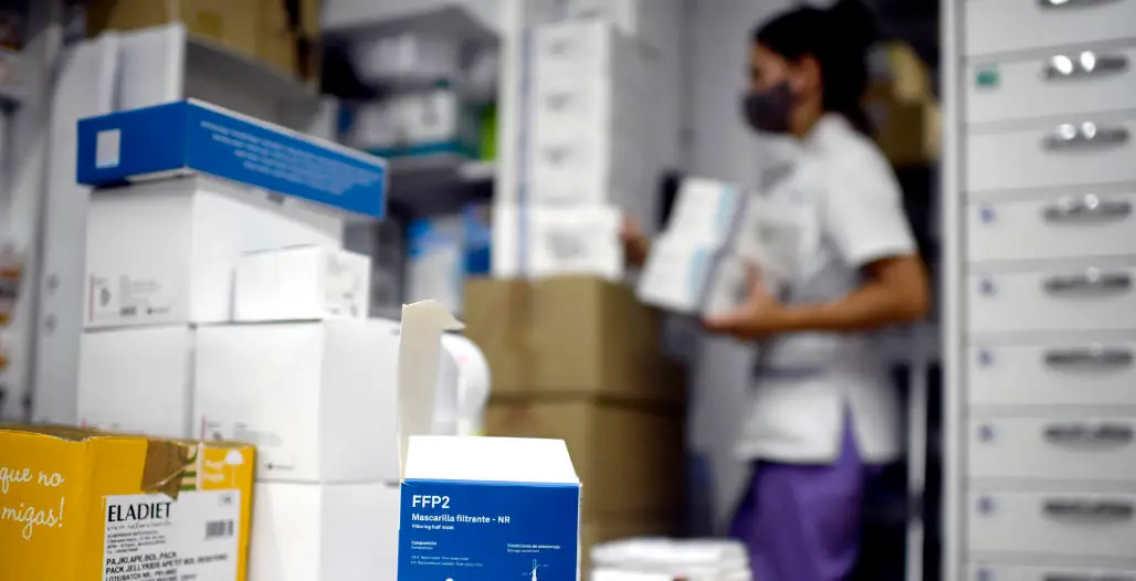 Persoal sanitario durante o manexo de tests de ant&iacute;xenos. (Foto: Europa Press).