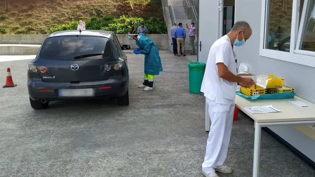 EuropaPress_3323922_punto_covid_auto_hospital_alvaro_cunqueiro_vigo