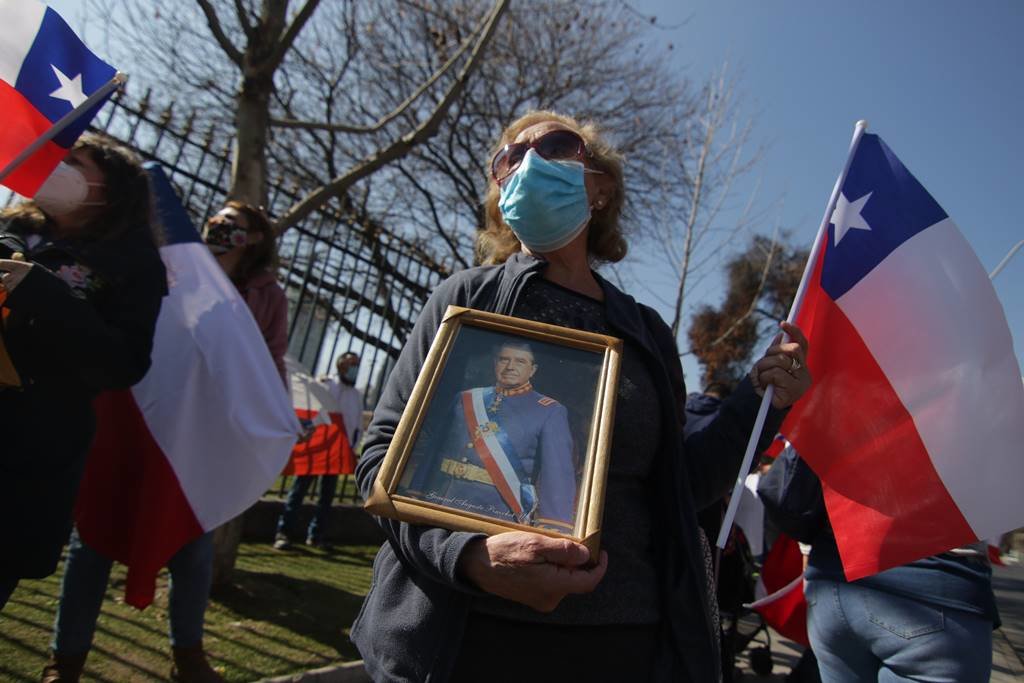 EuropaPress_3311283_11_september_2021_chile_santiago_woman_holds_portrait_of_the_late_chilean