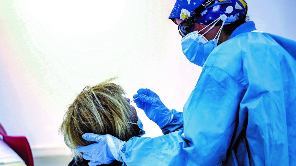 Persoal sanitario toma mostras a unha muller para a realización dun test de antíxenos (Ricardo Rubio / Europa Press)