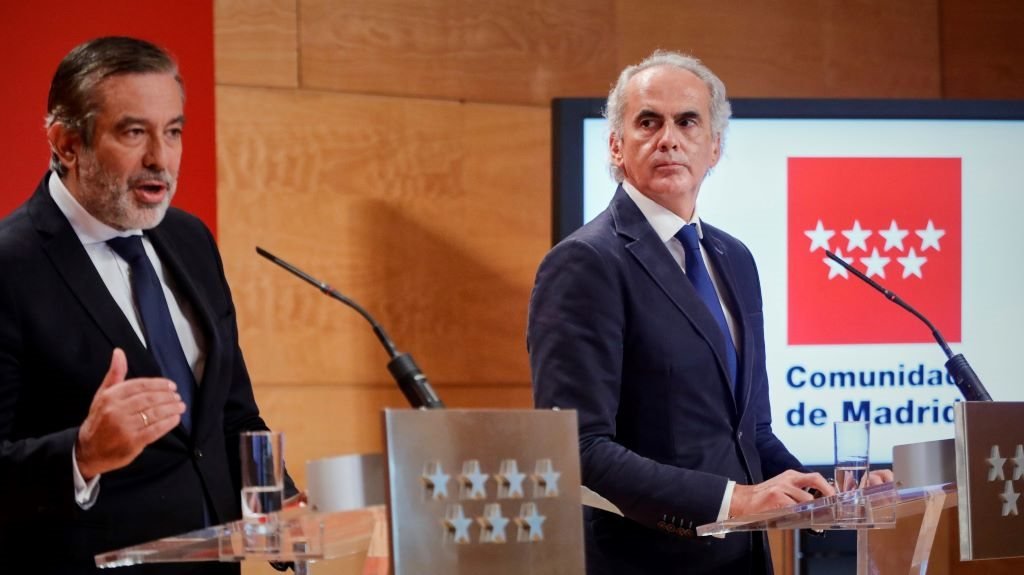 O conselleiro de Xustiza e de Interior, Enrique López e o de Sanidade, Enrique Ruíz Escudero anunciando o seu recurso ao plan do Goberno.
(Foto: Europa Press)