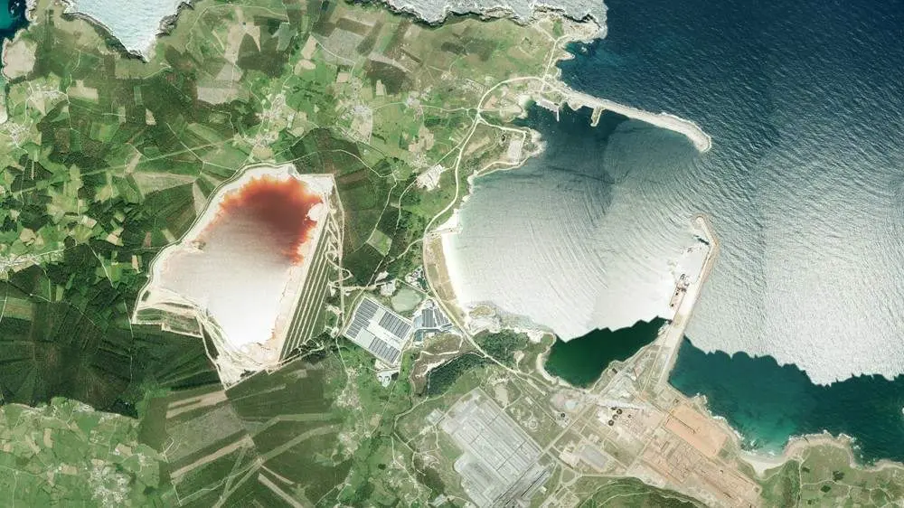 Planta de Alcoa e balsa de lodos vermellos en San Cibrao segundo a ortoimaxe m&aacute;is recente do PNOA. (Foto: SGHN).