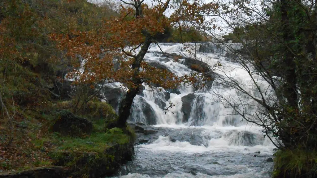 Fervenza no r&iacute;o Mira, afluente do Xallas, na parroquia de Castriz.