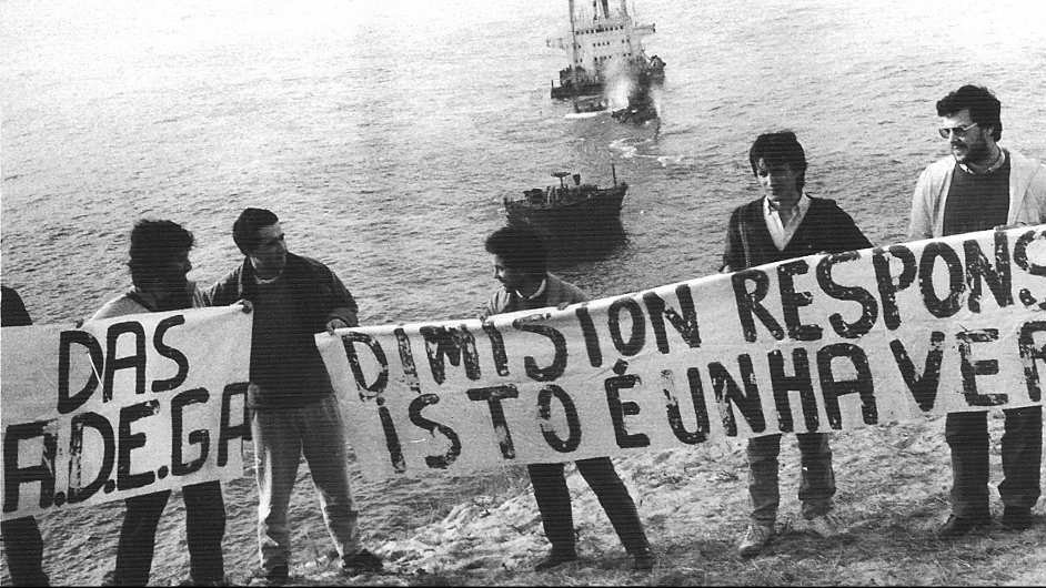 Activistas de Adega diante do cargueiro Casón (Nós Diario)