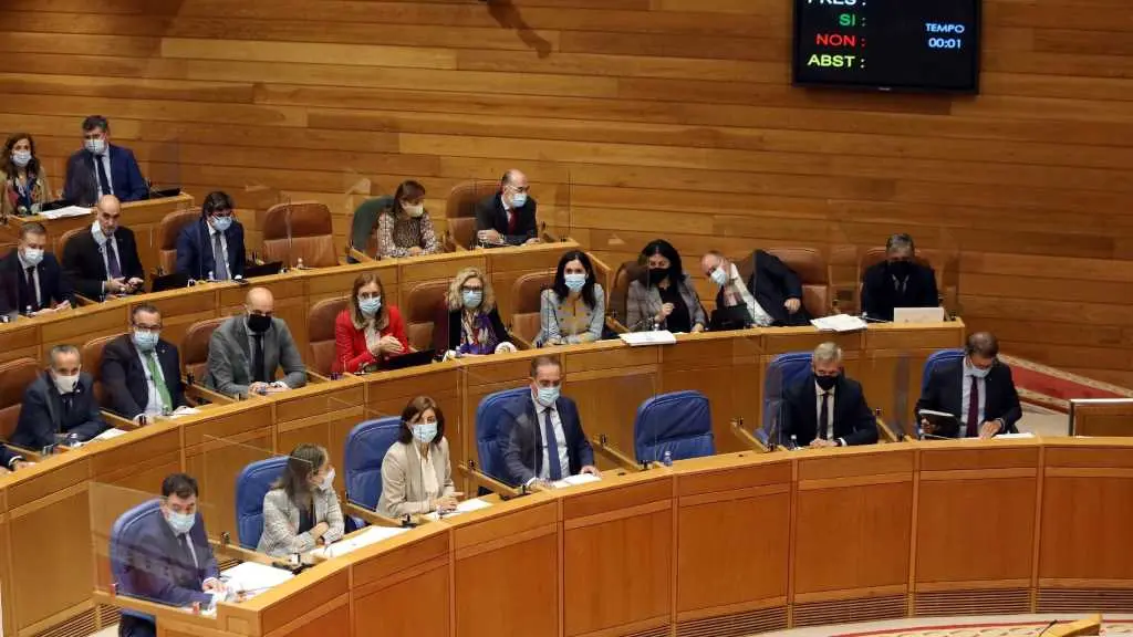 O conselleiro de Educaci&oacute;n, Rom&aacute;n Rodr&iacute;guez (primeiro pola esquerda), no Parlamento galego.