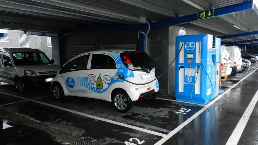 Punto de recarga de vehículo eléctrico no aeroporto da Coruña (Elinsa)