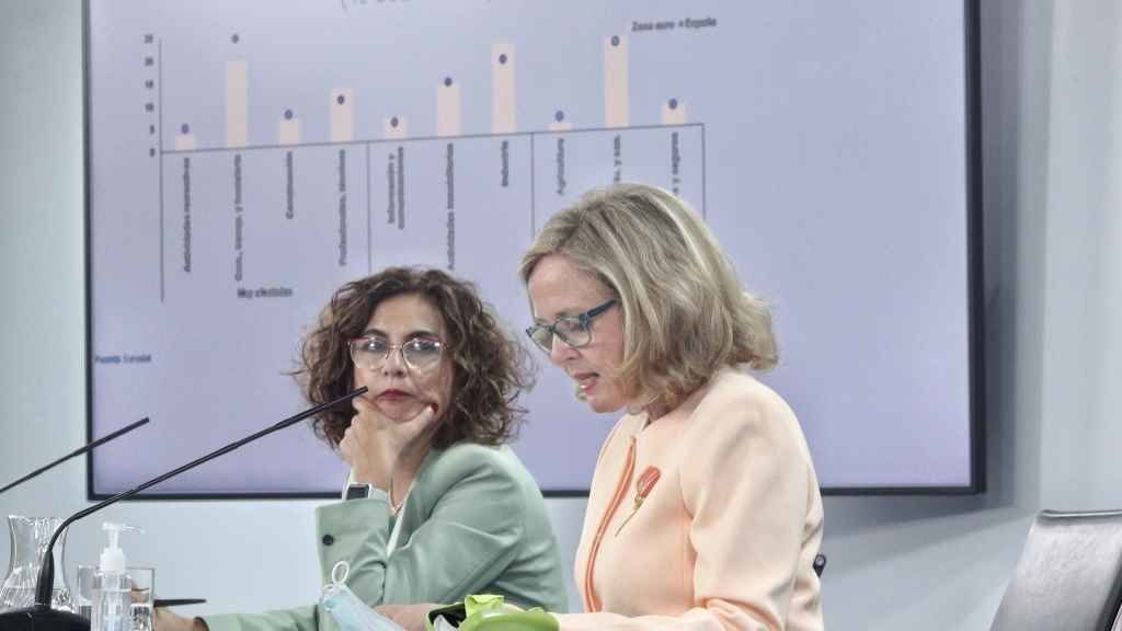 A vicepresidenta económica. Nadia Calviño, xunto á ministra de Facenda, María Jesús Montero (Imaxe: Eduardo Parra / Europa Press)