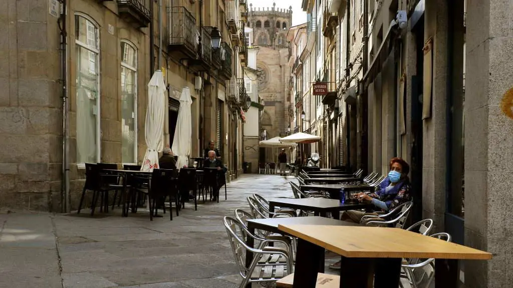 EuropaPress_3354730_mujer_permanece_sentada_terraza_barrio_couto_mismo_dia_prohibido_reuniones