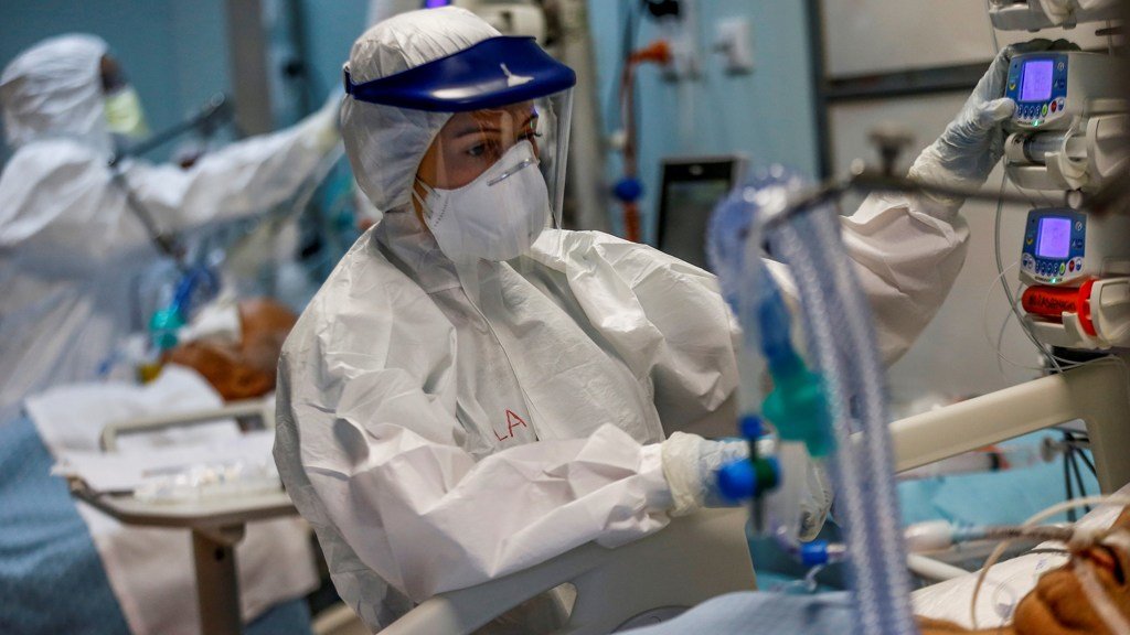 Persoal médico atende pacientes con coronavirus en Unidades de Coidados Intensivos durante a primeira vaga de contaxios. (Foto: Europa Press).