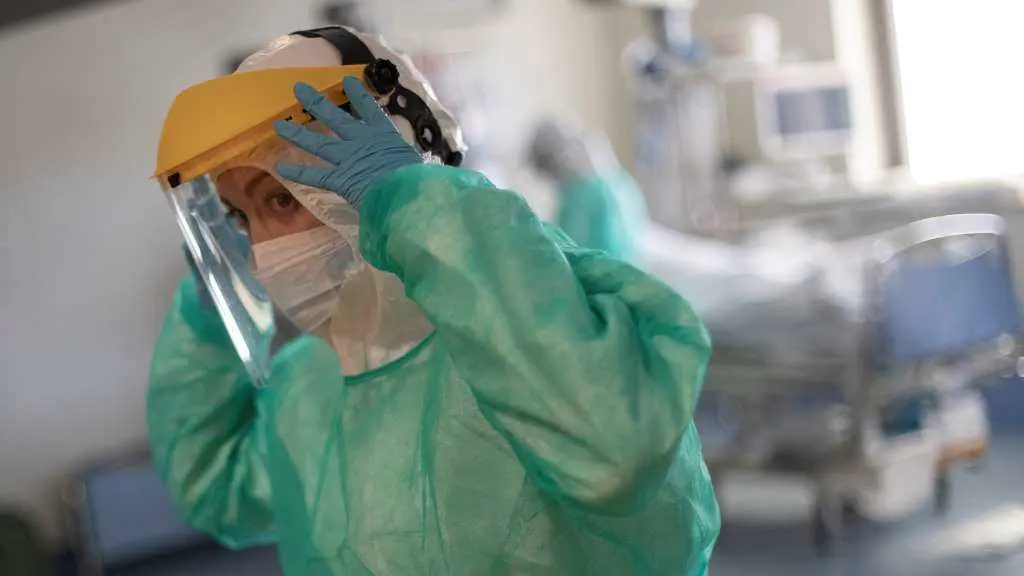 Unha sanitaria onte na UCI do Hospital Ram&oacute;n y Cajal (Madrid). 25 % das prazas UCI da capital est&aacute;n ocupadas por pacientes con Covid-19 (Foto:  Eduardo Parra / Europa Press)