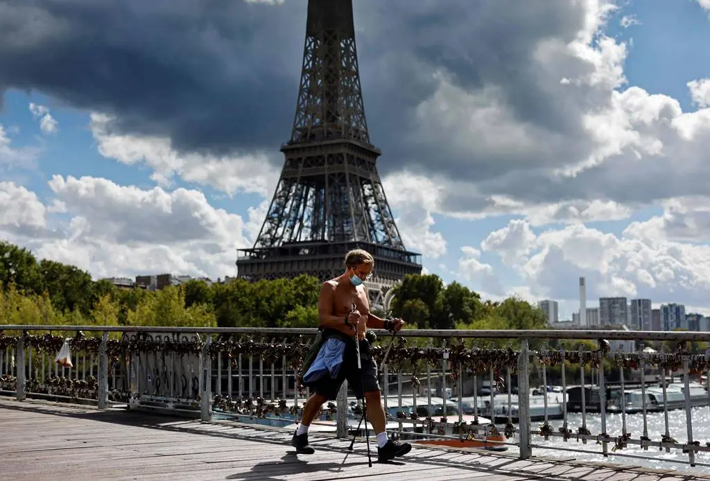 EuropaPress_3291175_28_august_2020_france_paris_man_wearing_protective_face_mask_walks_past_the