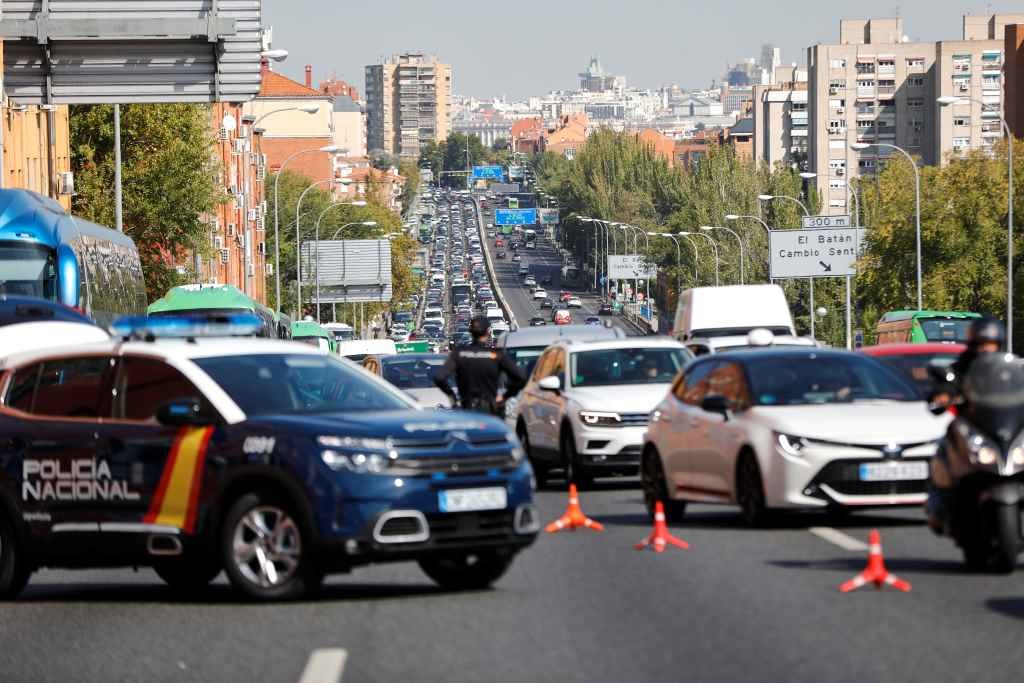 Madrid sufriu fortes atascos nas súas saídas e Interior despregou 7.000 axentes para garantir o fechamento de Madrid. 