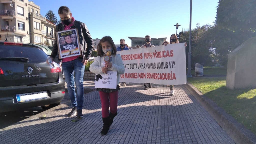 Marcha da asociación Vellez Digna en Cangas (Nós Diario)