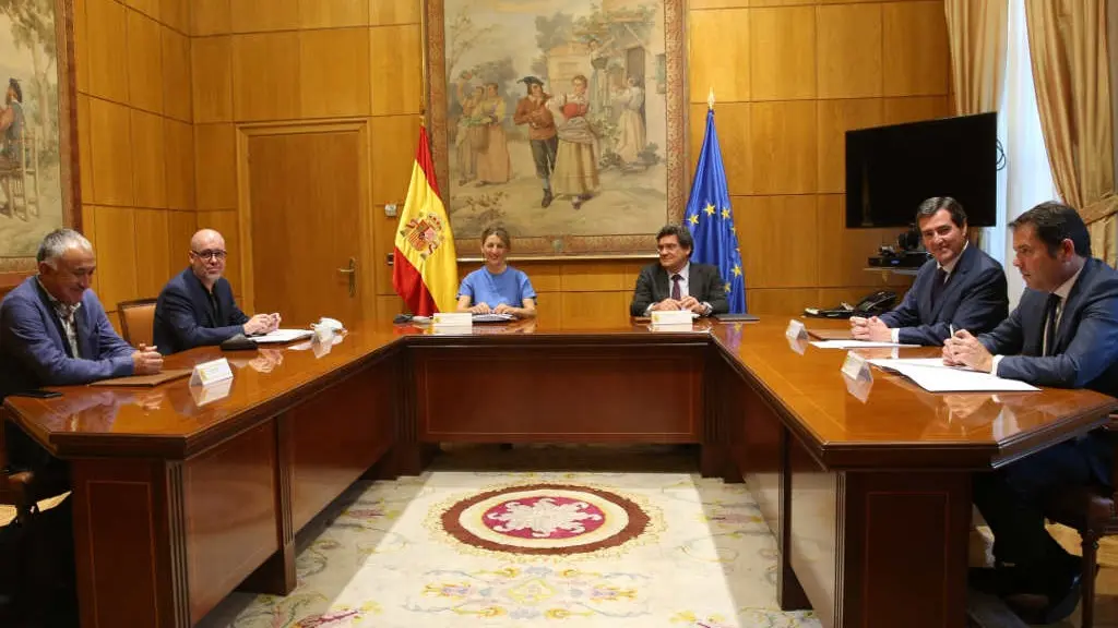Reuni&oacute;n cos axentes sociais (Europa Press)