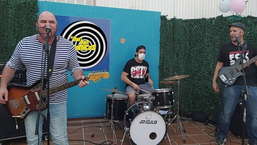 Os Bar Ban Sónicos, trío de garaxe- punk da Pobra do Caramiñal.