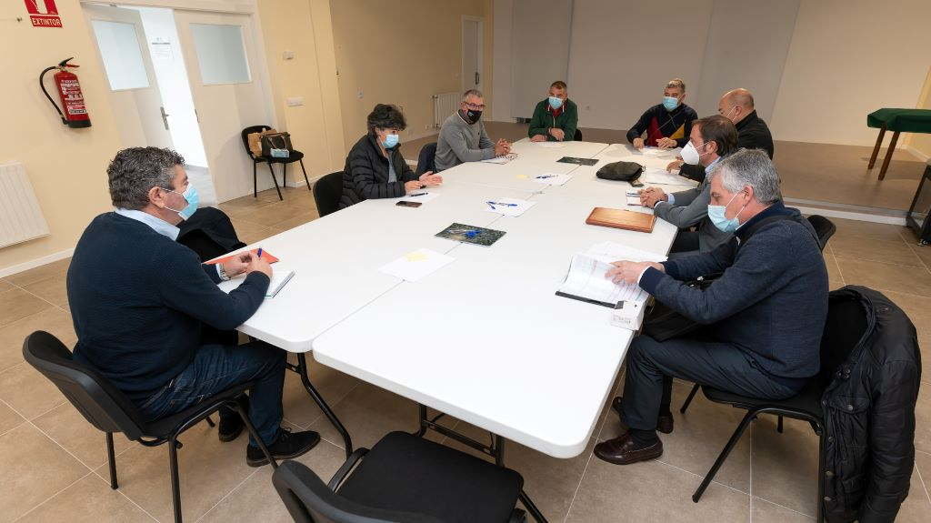 Reunión dos representantes dos concellos do litoral cantábrico.  (Foto: César Galdo)