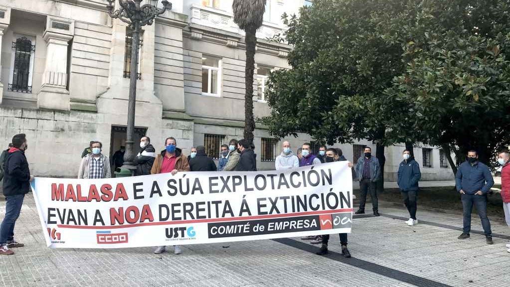 Protesta dos traballadores de Noa Madera ás portas do TSXG (Foto: Nós Diario)