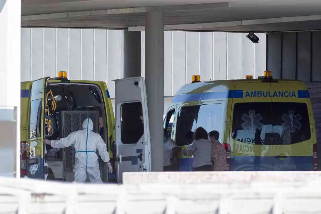 Un traslado dunha paciente con Covid-19 ao Hospital de Lugo (Imaxe: Europa Press).
