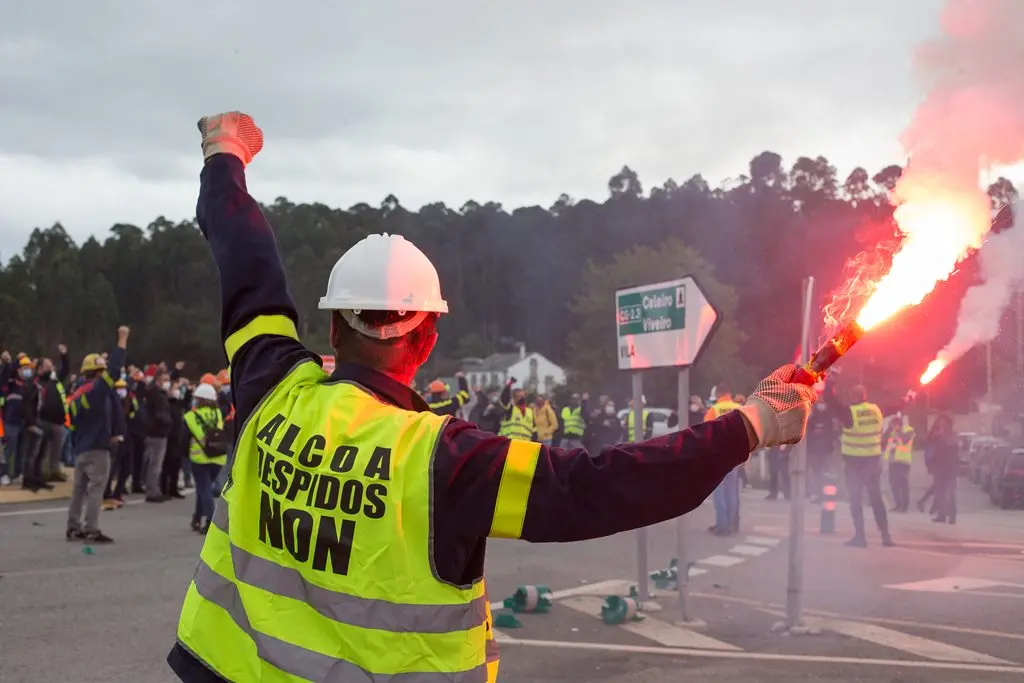 EuropaPress_3378735_trabajador_sostiene_bengala_nueva_manifestacion_convocada_comite_alcoa