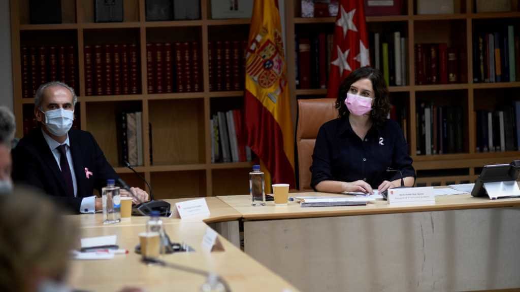 O conselleiro de Sanidade de Madrid, Enrique Ruiz Escudero (xunto a Isabel Ayuso) formulou onte a idea de pedir un toque de queda (Foto:  Óscar Cañas / Europa Press)