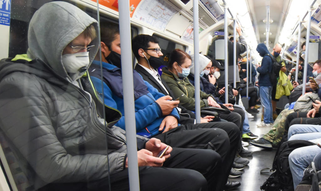 Pasaxeiros con máscaras no metro de Londres (Europa Press)