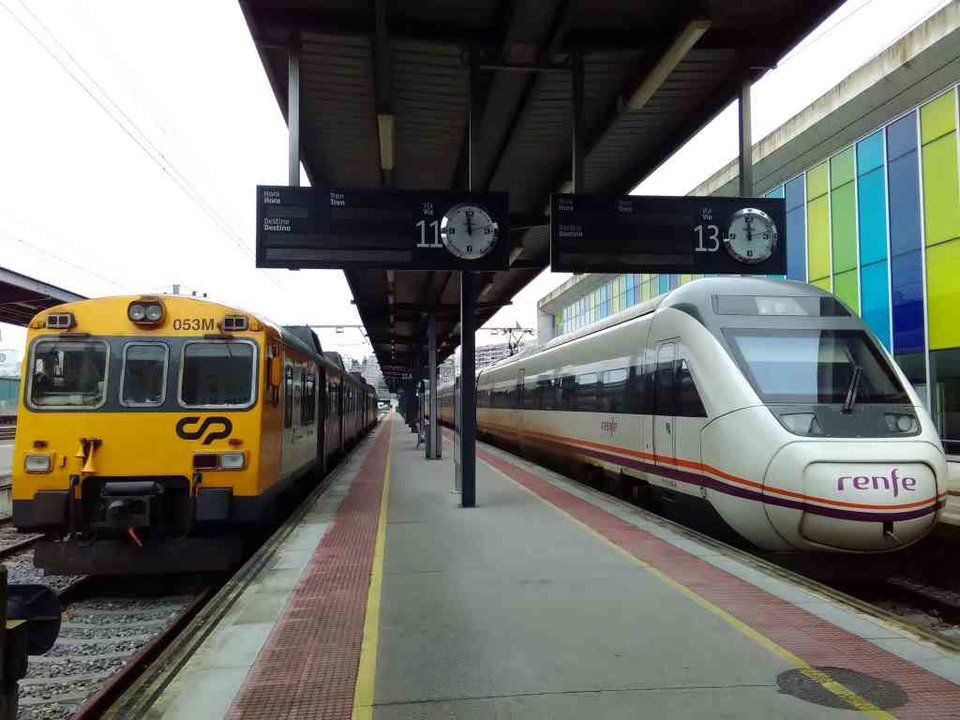 Á esquerda, o tren que une Porto con Vigo na estación de Guixar.