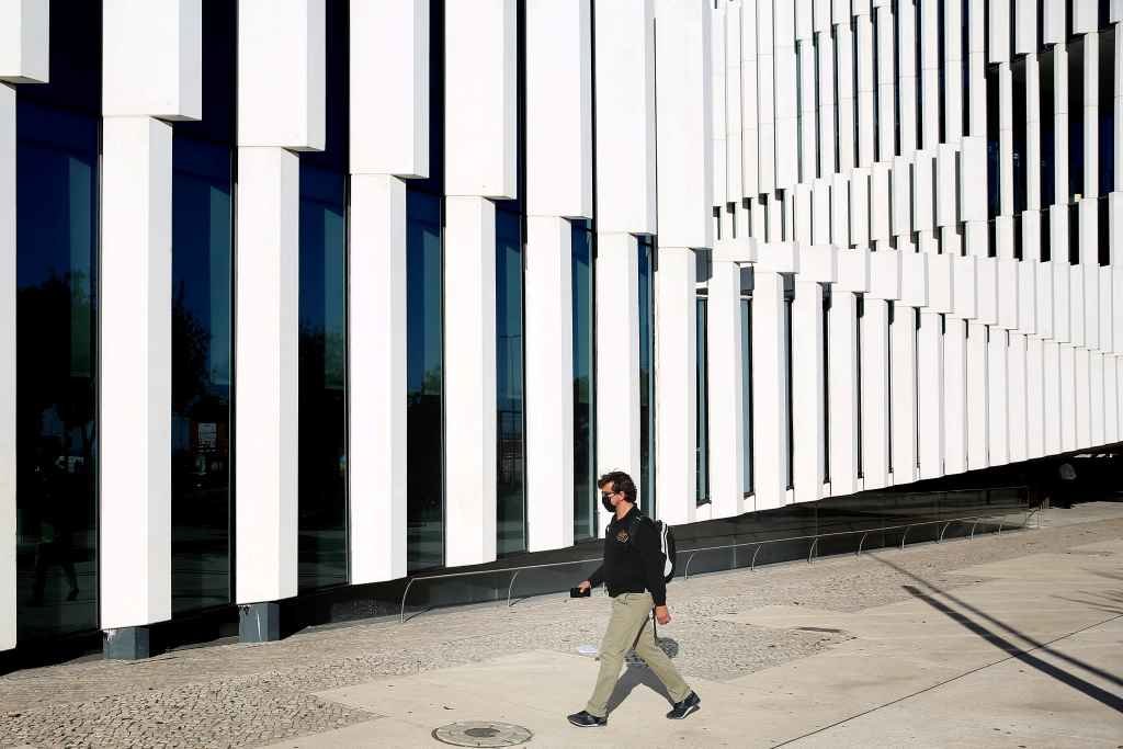 Un home pasea por Lisboa cunha máscara (Imaxe: Pedro Fiuza / Europa Press)