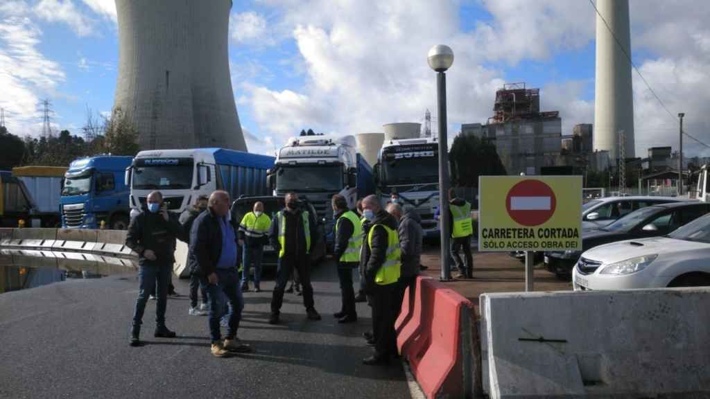 Os transportistas bloquean o acceso a central térmica das Pontes (Foto: Europa Press).